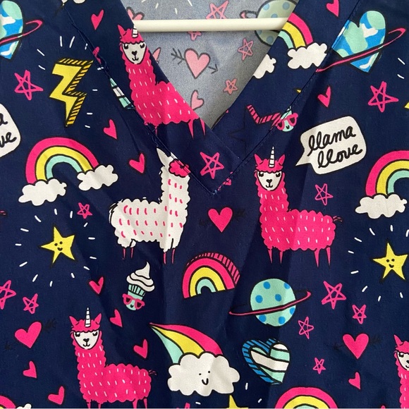 Green Town S scrub top with colorful llama and rainbow print w/ 2 front pockets - Picture 9 of 11